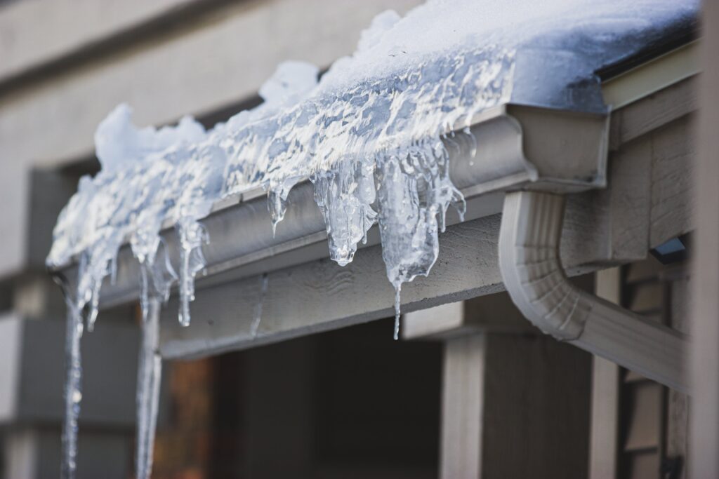 home gutters with ice dams in the kentucky winter
